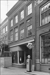 <p>Foto uit 1962 van Kamperstraat 17. In het pand is dan nog een garagebedrijf gevestigd. </p>
